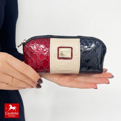 Carteira pequena Cavalinho em pele vermelha, bege e preta com textura tipo cobra e placa dourada