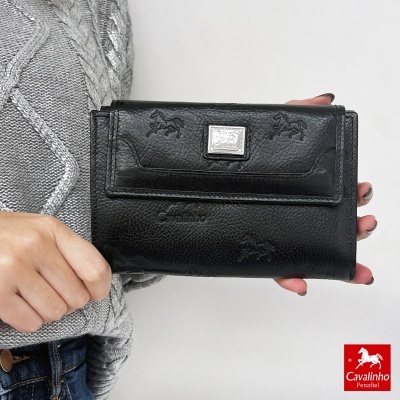 Carteira preta em pele com padrão de cavalos em relevo e placa metálica Cavalinho