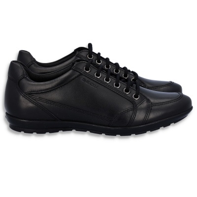 Sapatilhas pretas de couro com atacadores e marca GEOX