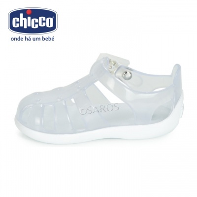 Sandália infantil transparente de plástico com sola branca e fecho de botão