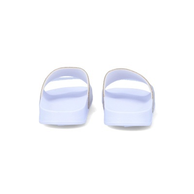 Chinelos brancos com tiras transparentes e detalhes dourados