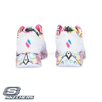 Ténis Skechers brancos com padrões coloridos vibrantes na sola e interior
