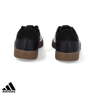 Sapatilhas pretas Adidas vista de trás com sola castanha
