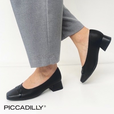 Sapatos pretos de salto médio com detalhe trançado usados com calças cinzentas