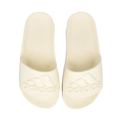 Chinelos Adidas creme com logotipo em relevo