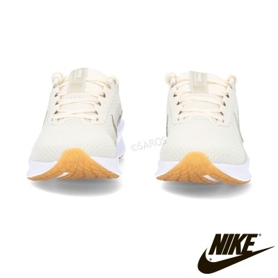 Ténis desportivos Nike bege clara com sola branca e biqueira castanha