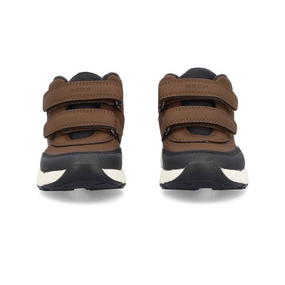 Sapatilhas Geox castanhas e pretas com velcro em fundo branco