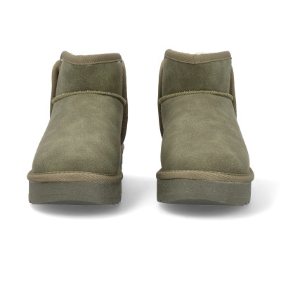 Par de botas verdes tipo UGG com sola de borracha em fundo branco