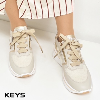 Ténis bege com atacadores e fechos dourados, marca KEYS