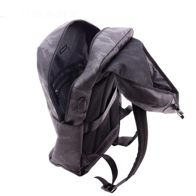Mochila preta camuflada aberta com alças acolchoadas