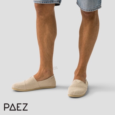 Ténis rasos bege tecido texturizado com logo PAEZ no fundo cinza