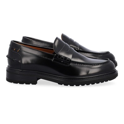 Sapatos pretos em pele mocassim com sola robusta