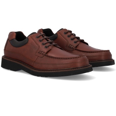 Sapatos masculinos castanhos em couro com solado preto e atacadores.