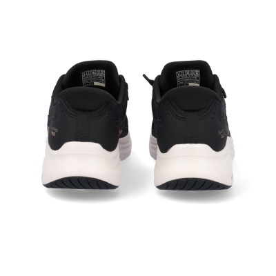 Ténis desportivos pretos com sola branca vistos de trás