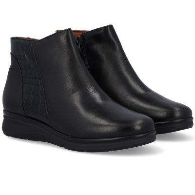 Botas pretas de senhora em pele com padrão de crocodilo na parte lateral