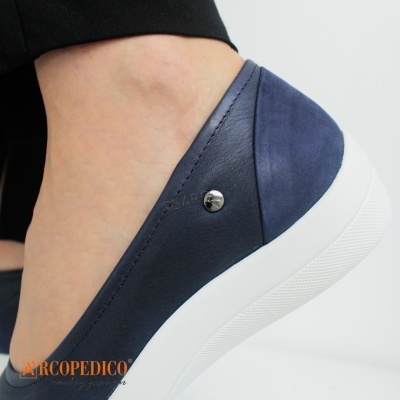 Sapatilha azul escura com sola branca e detalhe metálico no calcanhar