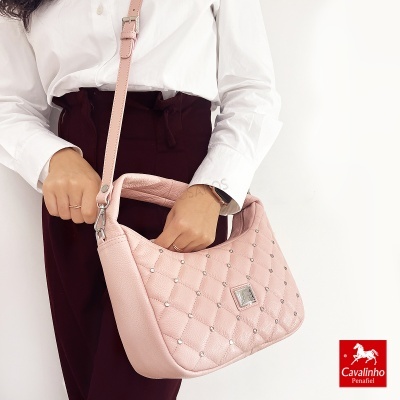 Mala rosa clara matelassê com alça ajustável e placa metálica da marca Cavalinho