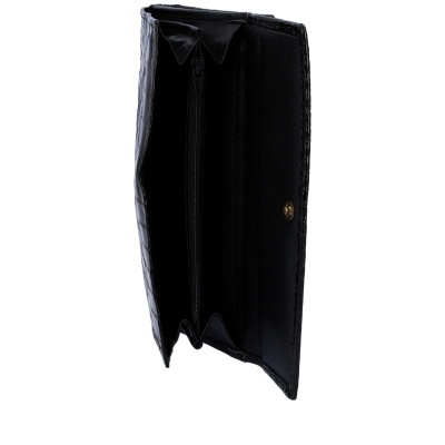 Carteira preta sintética com compartimento com fecho e botão