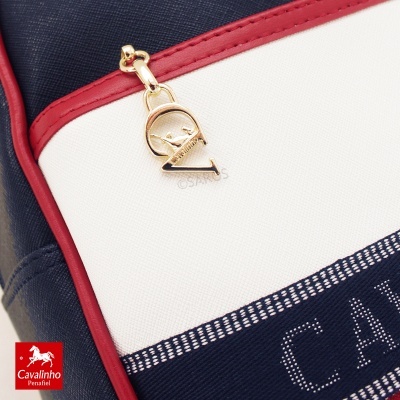 Mala Cavalinho em tecido branco, azul e pele vermelha com pendente dourado.