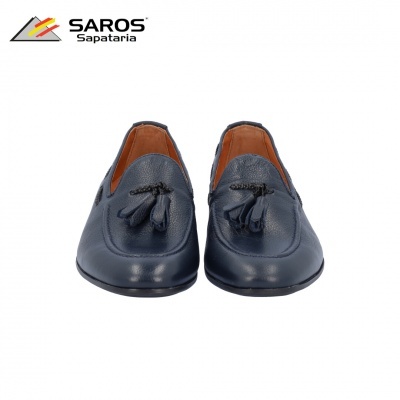 Sapatos de couro azul escuro com borlas, marca SAROS Sapataria.