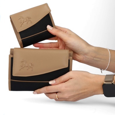 Carteira e porta-moedas bege e preto com logo de cavalo em relevo, segurados por mãos femininas