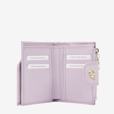 Carteira de pele lavanda aberta com cartões e fecho dourado