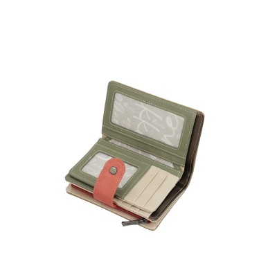 Carteira colorida em verde, bege e laranja aberta, mostrando divisórias e fechos