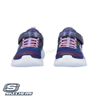 Sapatilhas Skechers azul escuro com rosa e sola branca em fundo branco