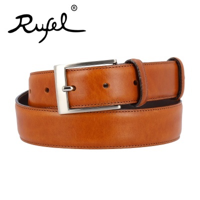 Cinto de couro castanho com fivela metálica prateada e marca Rufel