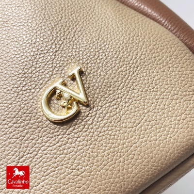 Mala bege de pele com logotipo dourado CN