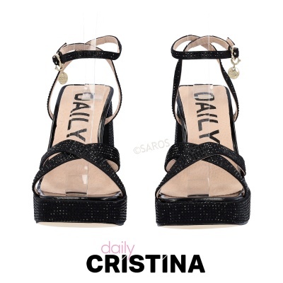 Sandálias pretas de plataforma com tiras cruzadas e fivela