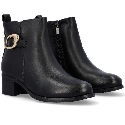 Botas pretas de salto médio com fecho e fivela dourada.