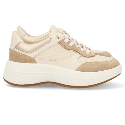 Tênis desportivo bege com sola branca alta e detalhes em camurça