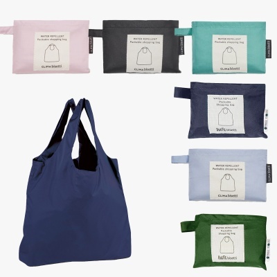 Sacos de compras dobráveis de várias cores com etiquetas de texto e um saco azul escuro aberto