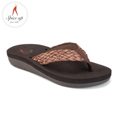 Sandália chinelo preta com tira entrelaçada castanha e logótipo spice up na palmilha