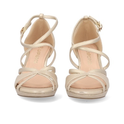 Sandálias douradas de salto médio com tiras cruzadas e fivela