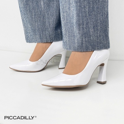 Sapatos de salto alto brancos em verniz com bico pontiagudo