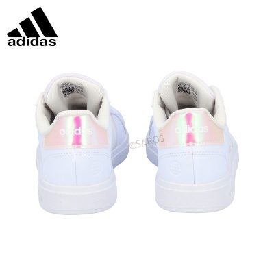Ténis Adidas brancos vista traseira com detalhe holográfico rosa no calcanhar