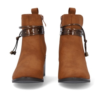 Botas femininas castanhas com tira decorativa e salto médio