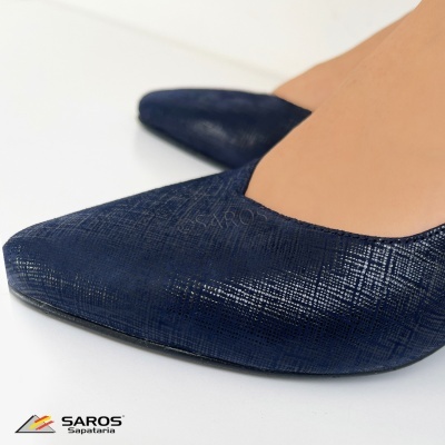 Sapatos femininos azul escuro com textura e logótipo SAROS