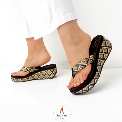 Chinelos femininos plataforma com padrão de cobra preto e dourado