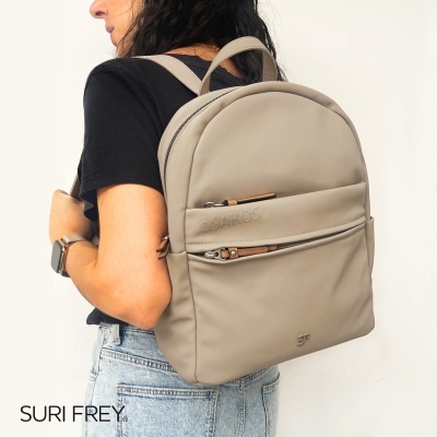 Mochila bege clara Suri Frey em pessoa com camiseta preta e jeans azul claro