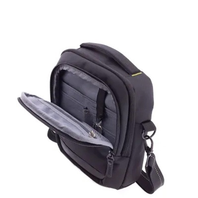 Mala preta compacta com vários bolsos e alça