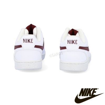 Ténis Nike brancos com detalhes castanhos vistos de trás