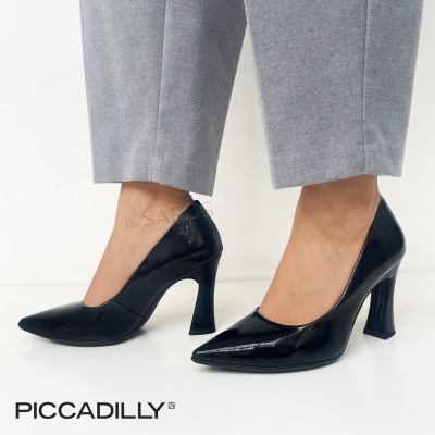 Sapatos de salto alto verniz preto com bico fino usados com calças cinzentas