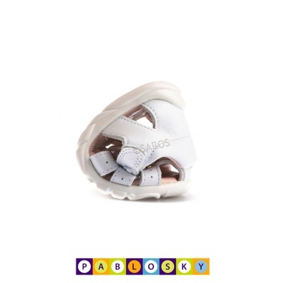 Sandália infantil branca Pablosky com sola flexível e gravação da marca