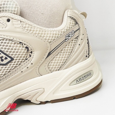 Ténis New Balance 530 bege clara com sola branca e detalhes marrons