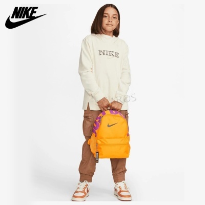 Criança com roupa Nike e mochila laranja em fundo branco