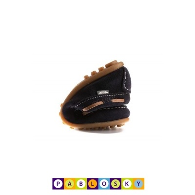 Sapato infantil preto dobrado com sola castanha e etiqueta Pablosky