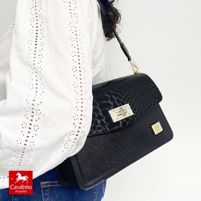 Mala de senhora preta com fecho metálico dourado e alça preta